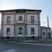 Decidiamo di svoltare a sinistra su via Ammiraglio Caracciolo, strada che  introdotta da un edificio bianco e beige a due piani in stile liberty che rappresenta lingresso di unazienda che produce allestimenti per fiere e convegni